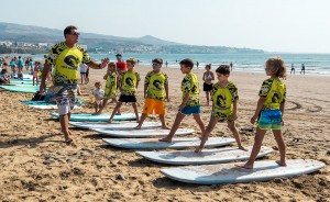 Playa del Ingl�s acoge un taller gratuito para que los ni�os de iniciaci�n al surf