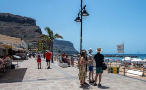 Mog�n suma 130 luminarias inteligentes con la instalaci�n del alumbrado en Playa de Mog�n