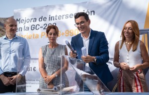 El Gobierno de Canarias pone la primera piedra de la nueva glorieta de la GC-200 en Mog�n