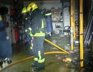 Bomberos de San Bartolom� de Tirajana extinguen el incendio del Centro Comercial Eurocenter sin v�ctimas