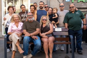 La Avenida de Canarias ya tiene el banco que recuerda a la costurera Amadita Santana