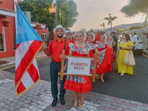 Ingenio arranca su pasacalles multicultural al ritmo de plenas, polkas, sevillanas y sirtakis