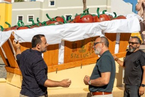 Santa Luc�a rinde homenaje al tomate en su carreta para la Ofrenda Romer�a del Pino
