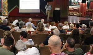 Marco Aurelio P�rez presenta a los vecinos de Sonnenland el proyecto de renovaci�n integral de sus aceras