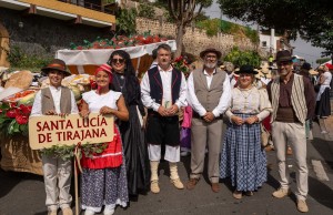 Santa Luc�a homenajea al tomate en la Ofrenda-Romer�a del Pino en Teror                                                                                                                                               