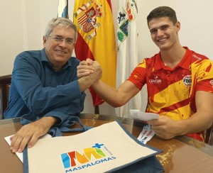 Marco Aurelio P�rez felicita al joven deportista Iker Garc�a por su subcampeonato mundial de Kickboxing