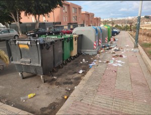 San Bartolom� de Tirajana denuncia el abandono de basura junto a los contenedores