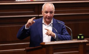 Luis Campos acusa al Gobierno canario de ignorar la crisis de vivienda y la pobreza